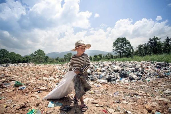 子供は販売のため迷惑を見つけるし 埋め立て地 生活や貧困と環境の概念は 貧しい人々 のライフ スタイルにそれらをリサイクル — ストック写真
