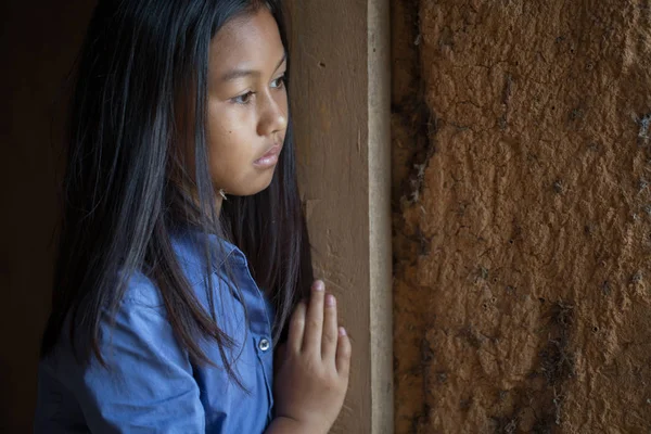 Ritratto Una Povera Bambina Tailandese Smarrita Pensieri Profondi Povertà Poveri — Foto Stock