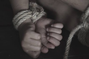 Çocuk terk edilmiş evde köşesinde bağlıydı.