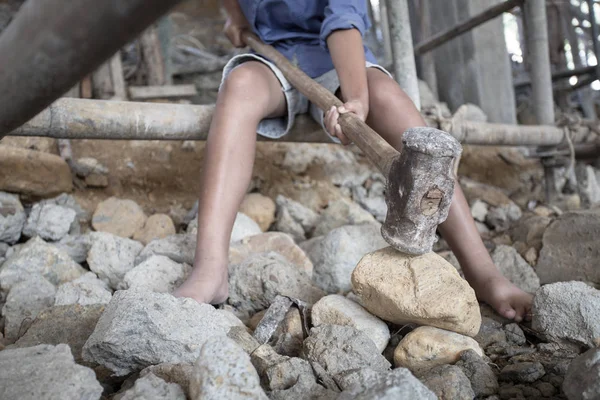 Şantiyede çocuk işçiliğine karşı çalışan yoksul çocuklar, Dünya Çocuk İşçiliği ve Kaçakçılık Kavramı.