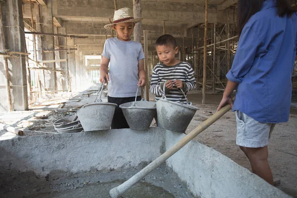 Görüntü Bulanıklığı Yoksul Çocuklar Inşaat Çalışmak Zorunda Şiddet Çocuk Kaçakçılık — Stok fotoğraf