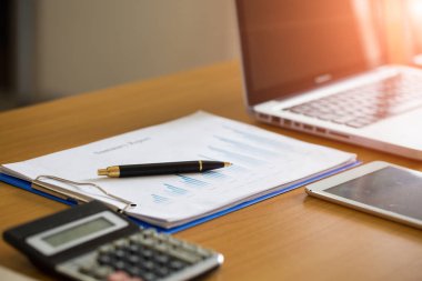 Kalem masa mali danışmanı Diyagramı grafik ve grafik iş rapor para, pusula, hesap makinesi ile. Muhasebe ve finansal planlama kavramı.