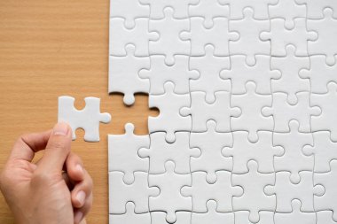 El yapboz Misyon, iş çözümleri, başarı ve Strateji kavramı tamamlamak için son parçası koymak