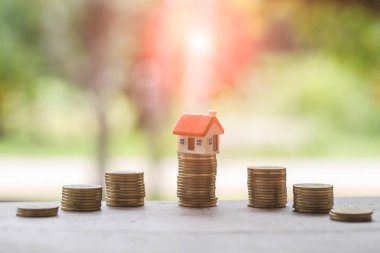 Bozuk para, para ve ev yığını, emlak yatırımı, yığınla madeni parayla tasarruf, ipotek konsepti.... 