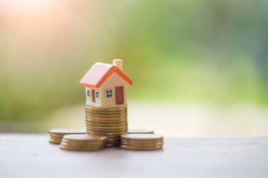 Bozuk para yığını, emlak yatırımı, yığınla madeni para, iş büyümesi yatırımı ve finans, ipotek konsepti ile tasarruf. 