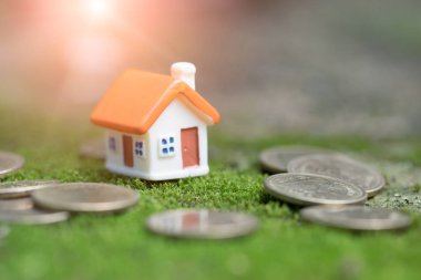 Bozuk para yığını, emlak yatırımı, yığınla madeni para, iş büyümesi yatırımı ve finans, ipotek konsepti ile tasarruf. 