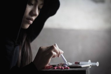 Genç kız eroin, uyuşturucu bağımlısı, hastalık konsepti uyuşturucu konseptine hayır, 26 Haziran, Uluslararası Uyuşturucu Bağımlılığına Karşı Gün.