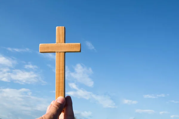 Manos Sosteniendo Cruz Madera Sobre Fondo Del Cielo Crucifijo Símbolo — Foto de Stock