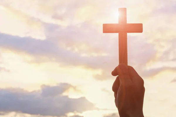 Σιλουέτα Hands Holding Wooden Cross Sunrise Background Σταυρός Σύμβολο Της — Φωτογραφία Αρχείου