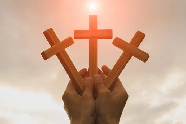 Silhouette Aus Den Händen Mit Drei Holzkreuzen Auf Sonnenaufgangshintergrund Kruzifix — Stockfoto