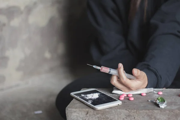 Giovane Donna Mano Tenendo Una Siringa Overdose Droga Concetto Criminalità — Foto Stock