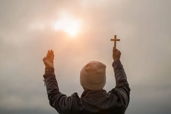 人間の手は クロスと開いた手のひら礼拝を保持しています 聖体治療後悔するカトリックのイースターを助ける神の祝福祈る心を貸した キリスト教の概念の背景 — ストック写真