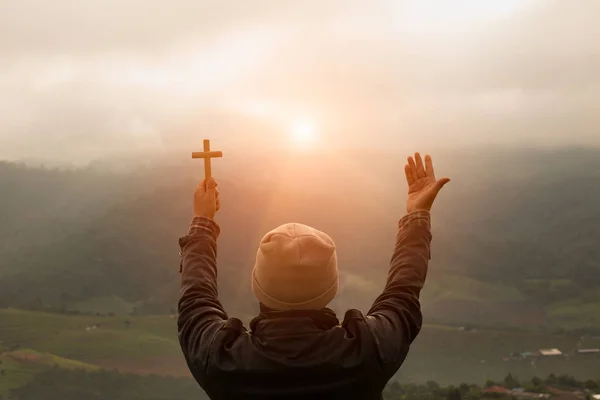 Mänsklig Hand Innehar Cross Och Öppen Palm Upp Dyrkan Eukaristin — Stockfoto