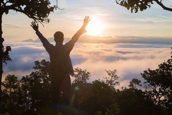Τουρίστας Σακίδιο Στην Πλαγιά Του Βουνού Σήκωσε Χέρια Πάνω Κοιλάδα — Φωτογραφία Αρχείου