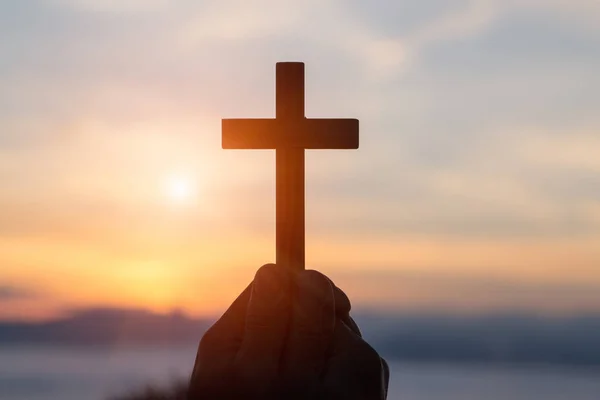 Silhouet Van Handen Met Houten Kruis Zonsopgang Achtergrond Crucifix Symbool — Stockfoto