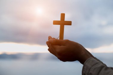 Siluet, gündoğumu arka planında ahşap haç, haç, İnanç Sembolü.