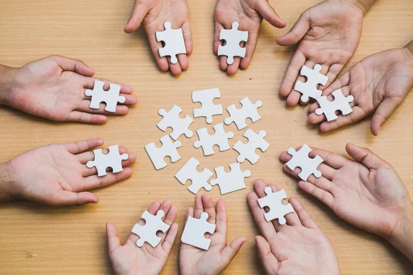 Las Manos Diversas Personas Que Ensamblan Rompecabezas Equipo Jóvenes Juntan — Foto de Stock