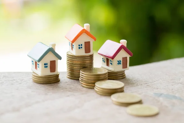 微型住房堆积如山 货币与住房 房地产投资 用堆积如山的硬币省钱 抵押贷款概念 — 图库照片
