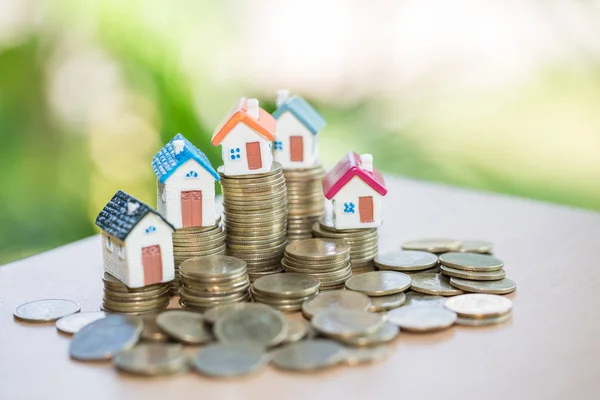 Mini Casa Pilha Moedas Investimento Imobiliário Economize Dinheiro Com Moeda — Fotografia de Stock