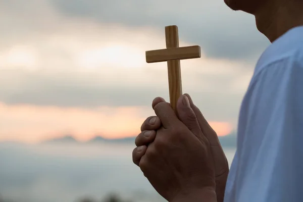 Mano Humana Sostiene Cruz Terapia Eucarística Bendice Dios Ayudando Arrepiéntete — Foto de Stock