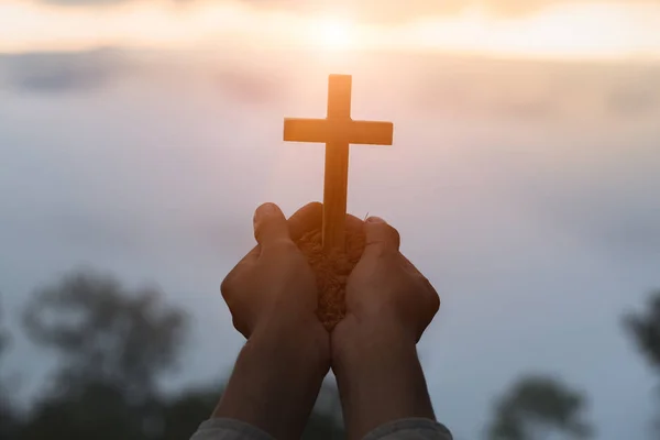 Silhueta Mãos Segurando Cruz Madeira Fundo Nascer Sol Crucifixo Símbolo — Fotografia de Stock