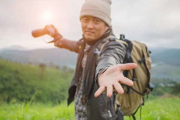 Τουρίστας Σακίδιο Στην Πλαγιά Του Βουνού Σήκωσε Χέρια Πάνω Κοιλάδα — Φωτογραφία Αρχείου