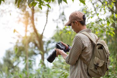Profesyonel adam fotoğrafçı fotoğrafçılık doğada başbakan lens ile kamera açık portreler alarak.  
