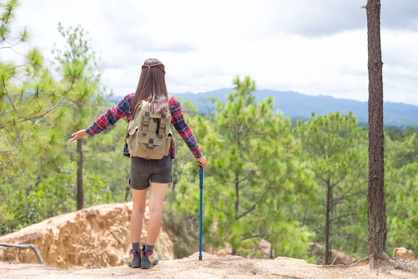 Mujer Pie Acantilado Disfrutando Montañas Nubes Paisaje Amor Viajes Emociones — Foto de Stock