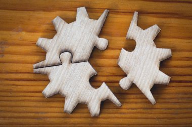 Ahşap parçalı bulmaca üzerinde eski bir ahşap masa yerleştirilir.