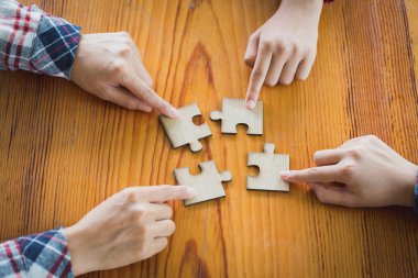 Parçalı bulmaca montaj farklı kişi elinde, genç takım birlikte doğru eşleme, yardım destek ekip ortak çözüm kavramı, en yakın görünümü bulmak için arama adet koyun.