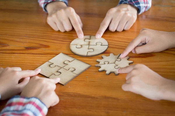 Mani Persone Diverse Assemblaggio Puzzle Squadra Giovanile Mettere Insieme Pezzi — Foto Stock