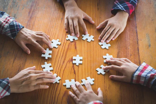 Mani Persone Diverse Assemblaggio Puzzle Squadra Giovanile Mettere Insieme Pezzi — Foto Stock