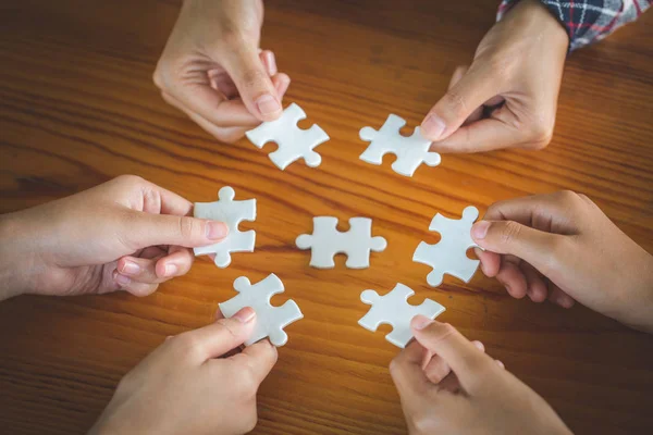 Mani Persone Diverse Assemblaggio Puzzle Squadra Giovanile Mettere Insieme Pezzi — Foto Stock