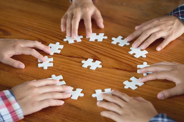 Mani Persone Diverse Assemblaggio Puzzle Squadra Giovanile Mettere Insieme Pezzi — Foto Stock