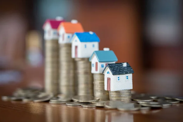 Mini Casa Pila Monedas Dinero Casa Inversión Inmobiliaria Ahorre Dinero — Foto de Stock