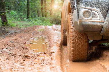  Kirli offroad araba, çamur kırsal road, Off-road lastikleri, offroad seyahat ve sürüş kavramı üzerinde Suv kaplı.