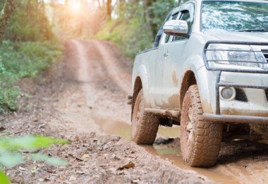  Kirli offroad araba, çamur kırsal road, Off-road lastikleri, offroad seyahat ve sürüş kavramı üzerinde Suv kaplı.