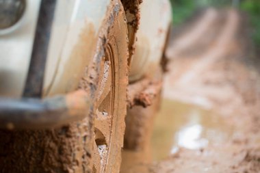  Kirli offroad araba, çamur kırsal road, Off-road lastikleri, offroad seyahat ve sürüş kavramı üzerinde Suv kaplı.