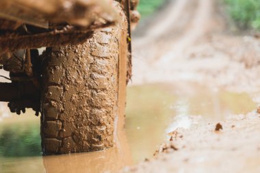 Off-Road lastikleri, kirli offroad araba, Suv kırsal yolda çamur kaplı. offroad seyahat ve sürüş kavramı.