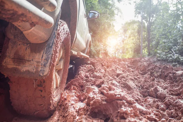 Brudne Offroad Samochodu Suv Pokryte Błotem Wsi Road Terenowe Opony — Zdjęcie stockowe