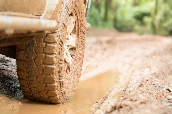 Off-Road lastikleri, kirli offroad araba, Suv kırsal yolda çamur kaplı. offroad seyahat ve sürüş kavramı.