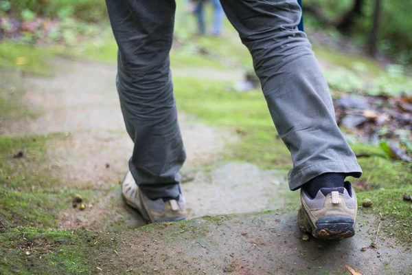 冒险的人徒步旅行与背包 徒步旅行的鞋子在一条山路小径上男性徒步旅行者鞋特写 — 图库照片