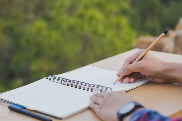 Kobiece Ręce Ołówek Pisać Notebooka — Zdjęcie stockowe
