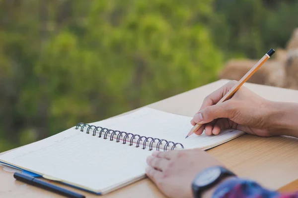 Mãos Femininas Com Lápis Escrevendo Caderno — Fotografia de Stock