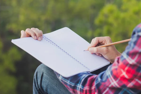 Ženské Ruce Tužkou Psaní Notebooku — Stock fotografie