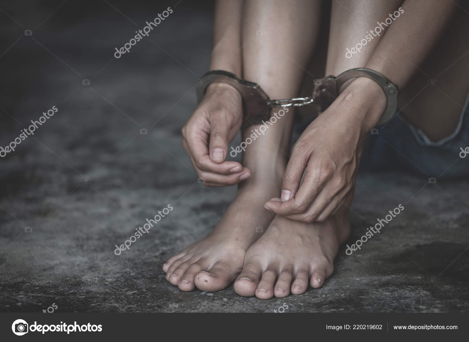 Продажа девушек в рабство. Продажа девушек в рабство. Похитил девушку сделали рабыней. Похитил девушку сделали рабыней. Связанные женщины.