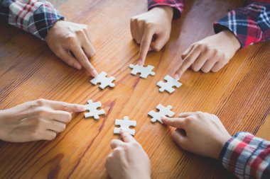 Parçalı bulmaca montaj farklı kişi elinde, genç takım birlikte doğru eşleme, yardım destek ekip ortak çözüm kavramı, en yakın görünümü bulmak için arama adet koyun.