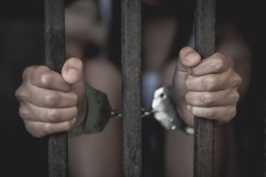 Köle kız kelepçelendi ve kafeste tutuldu. Kadın şiddeti ve istismar kavramı, insan ticareti kavramı, uluslararası kadınlar günü.