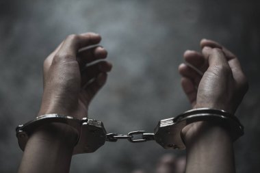 Kadınların elleri kelepçeli, kadınlara yönelik şiddeti durdurun, insan kaçakçılığı konsepti, uluslararası kadın günü.