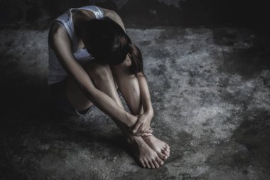 Depresif genç katta oturdu, zihinsel sorunları olan üzgün genç kadın vurguladı, Aile İçi Şiddet ve Kaçakçılık